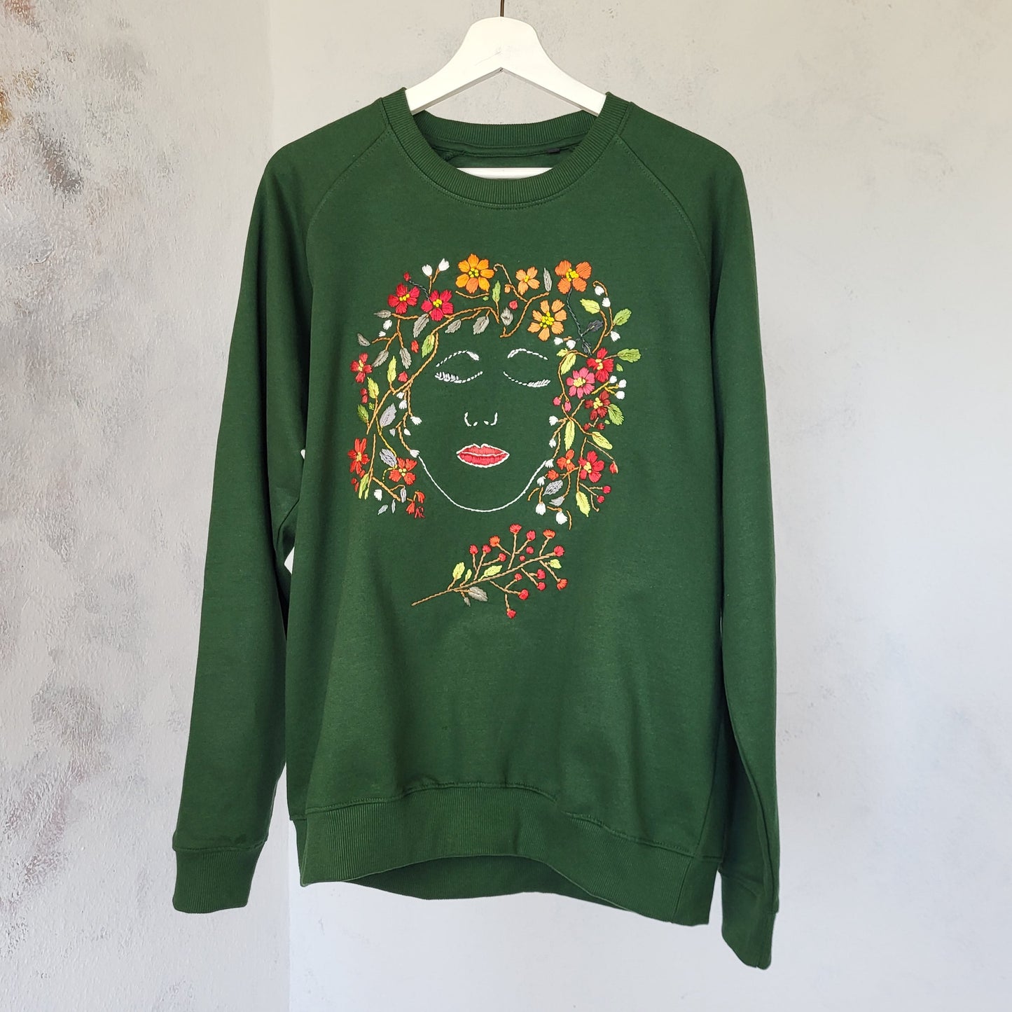 Anne Marie Roth, Stickerei, Kunst, Künstlerin, Female Artist, Fashion, Berlin , Kunstmarkt, Unique Artwear, Designer Clothing, Blue Sweatshirt, Organic, Green, Nature