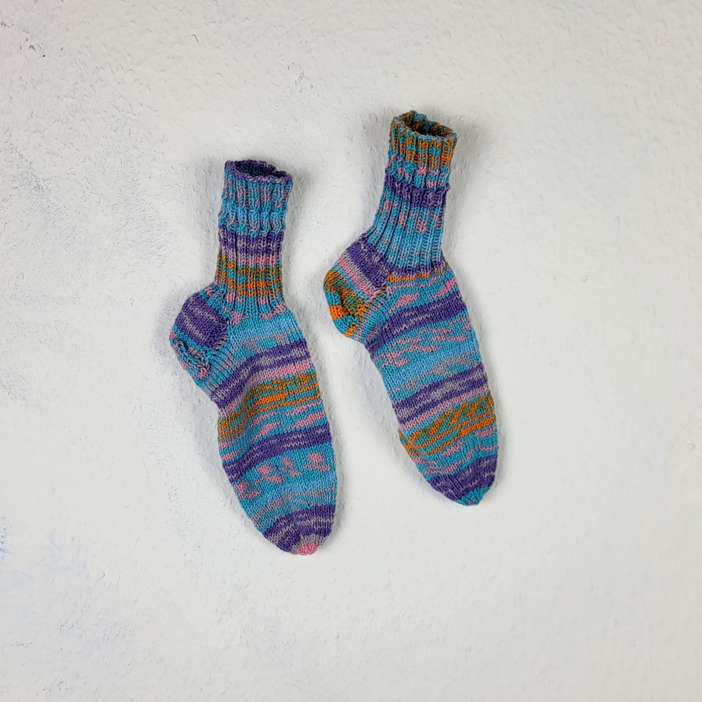 Oma Ursel - Strick-Socken - lila, orange, rosa, blau, türkis , Unique Artwear