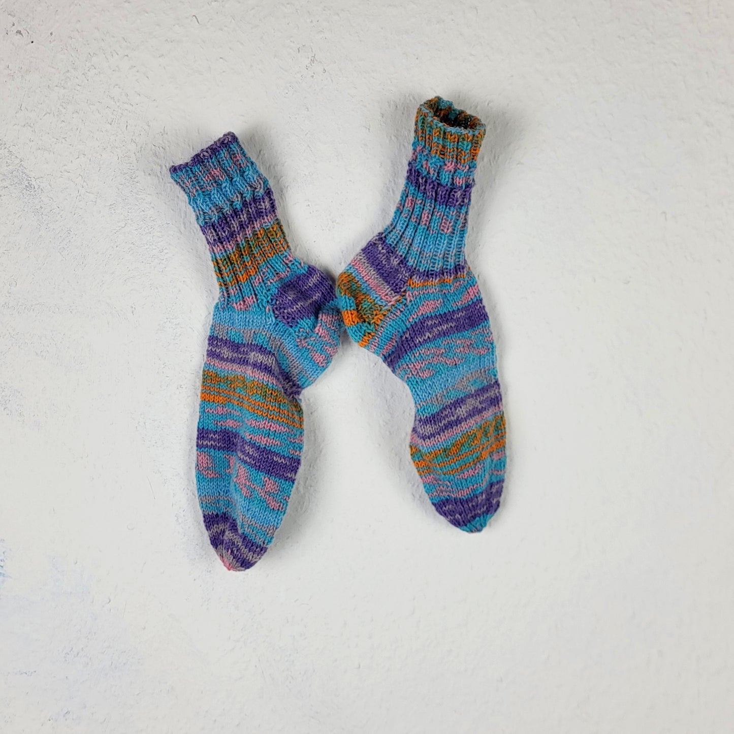 Oma Ursel - Strick-Socken - lila, orange, rosa, blau, türkis , Unique Artwear