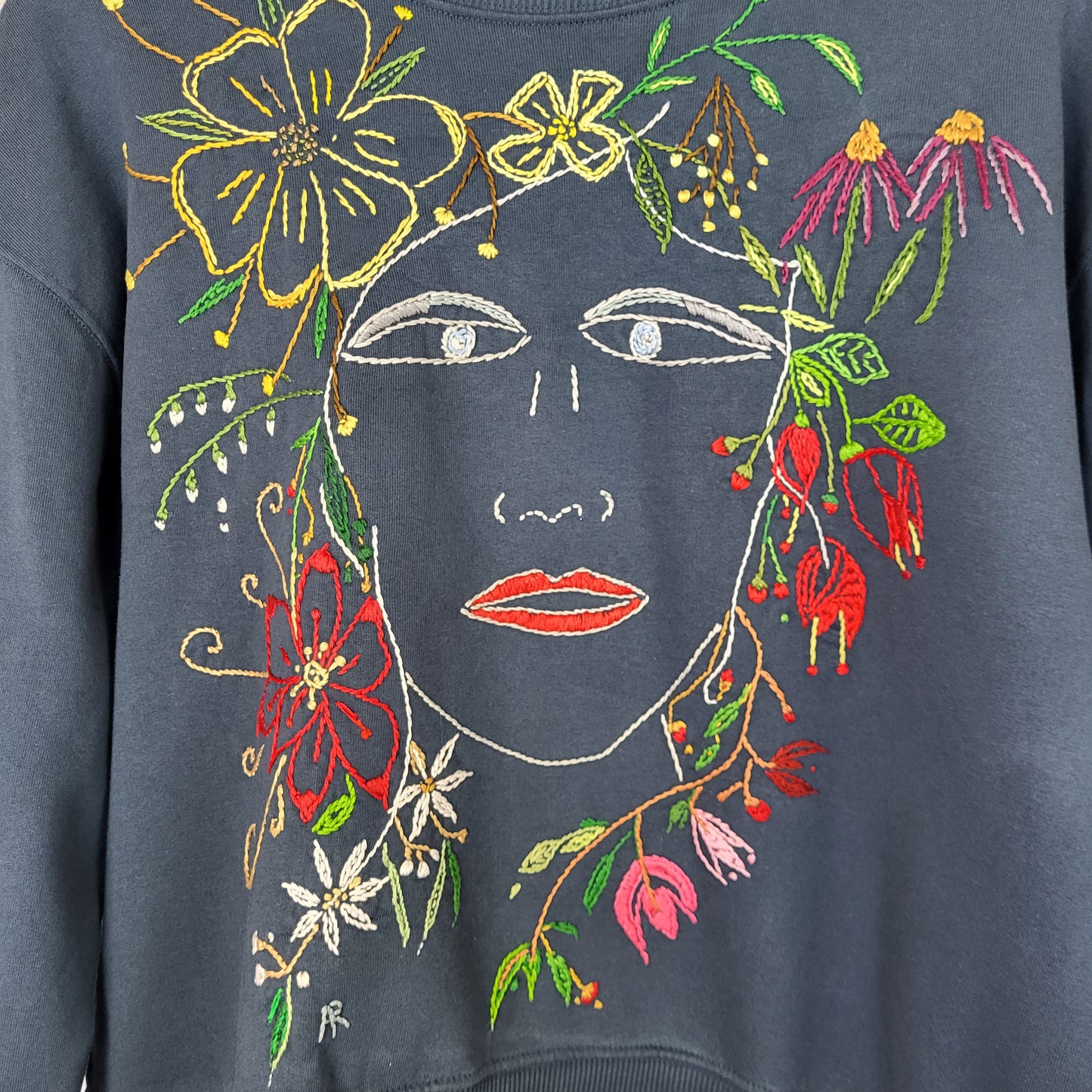 Anne Marie Roth, Stickerei, Kunst, Künstlerin, Female Artist, Fashion, Berlin , Kunstmarkt, Unique Artwear, Designer Clothing, Blue Sweatshirt, Organic