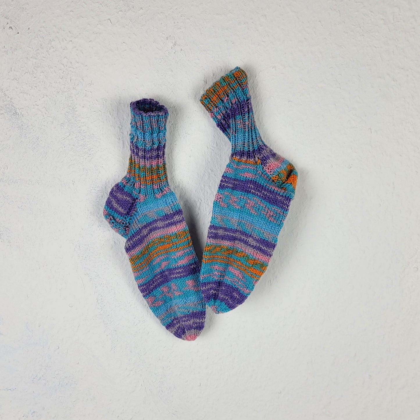 Oma Ursel - Strick-Socken - lila, orange, rosa, blau, türkis , Unique Artwear